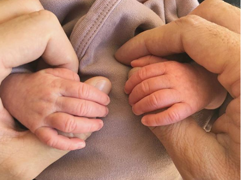 ريكي مارتن يحتفل بمولد ابنته الجميلة لوسيا... شاهد الصورة